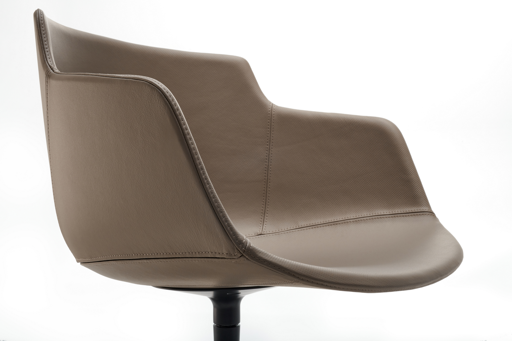 华体会(中国) - 坐具|餐椅|办公家具|设计师家具|FLOW LEATHER 洽谈椅/餐椅