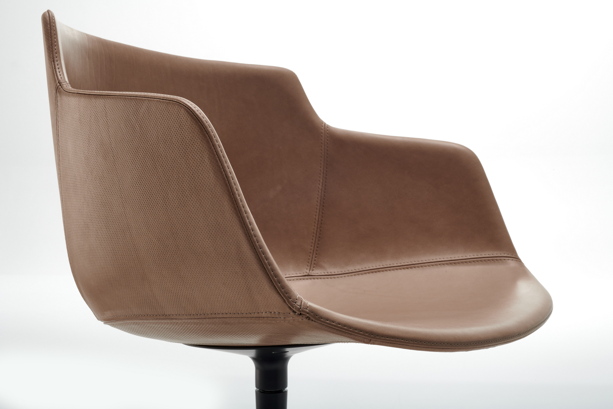 华体会(中国) - 坐具|餐椅|办公家具|设计师家具|FLOW LEATHER 洽谈椅/餐椅